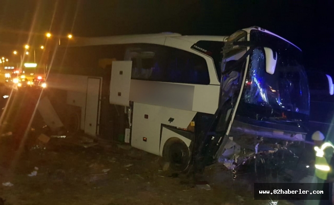 Otobüs refüje çarptı: 20 yaralı
