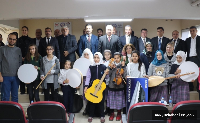 ‘Müzikal Okullar’ Projesi ile enstrüman dağıtıldı 