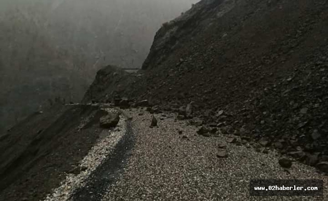 Sincik'te sel, köy yollarını ulaşıma kapattı