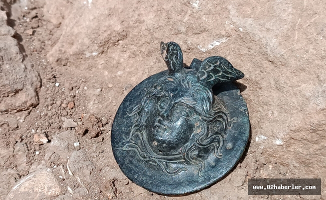 Perre Antik Kentteki kazılarda Medusa kabartmalı madalya bulundu