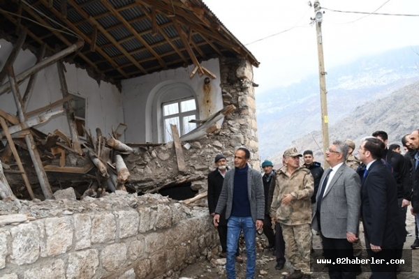 Vali Aykut Pekmez Gerger’de Depremzedeleri Ziyaret Etti